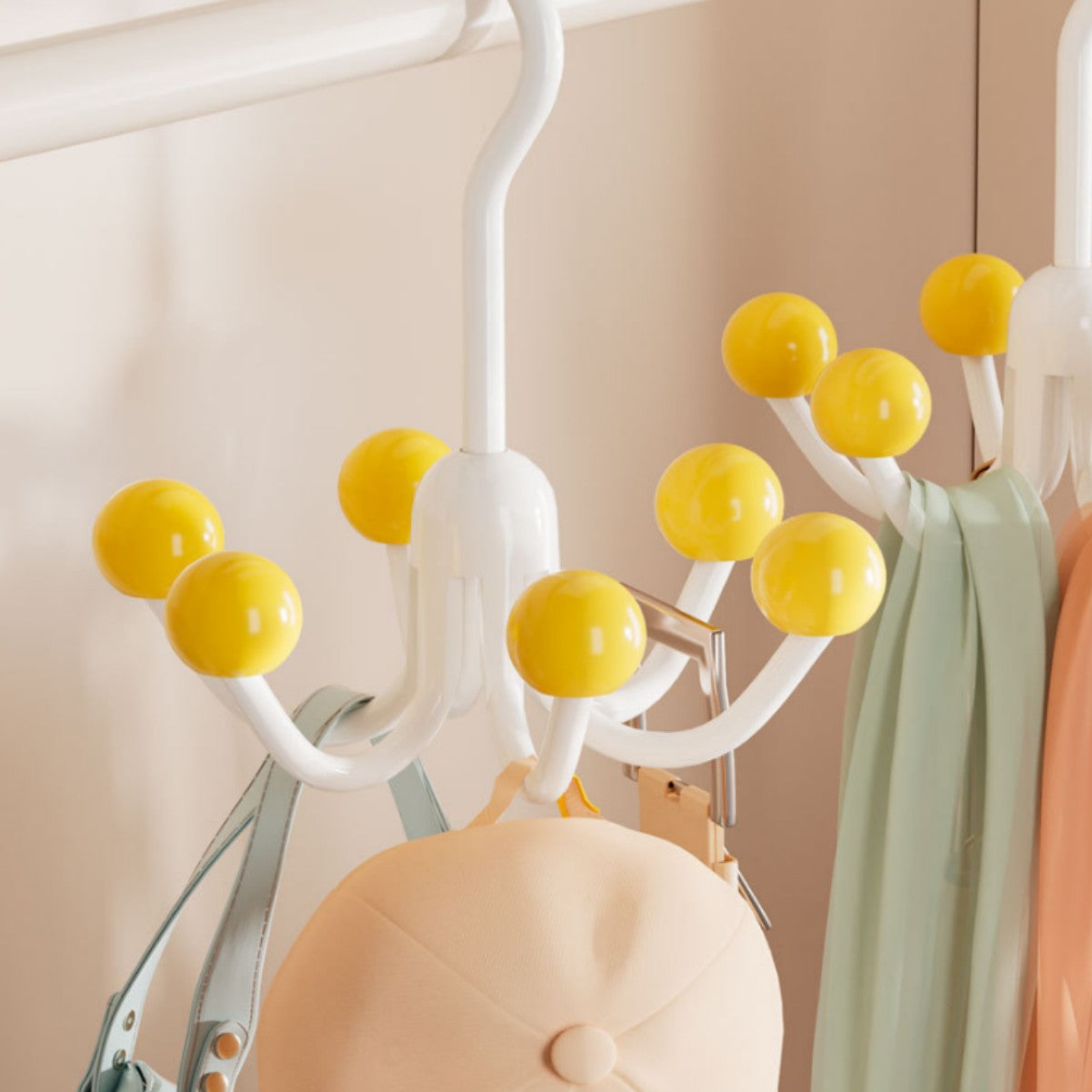 360° pöörlev džemprite ja käekottide hoidik