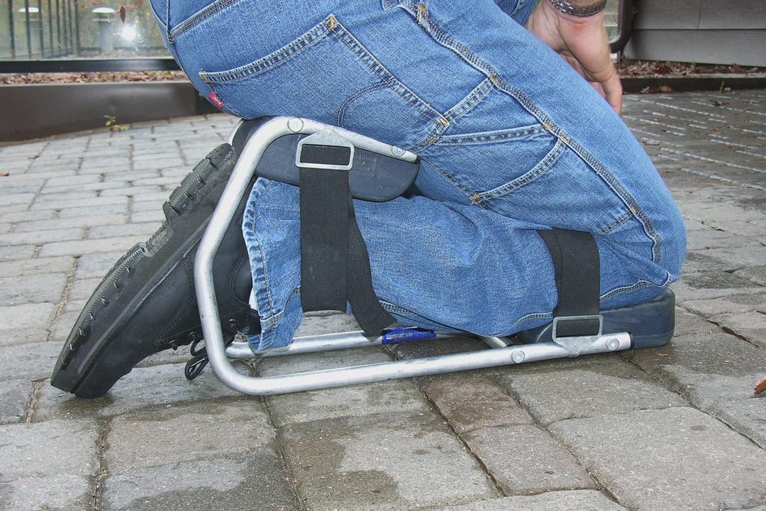 KneeComfort™ kaasaskantav aiatööpingi ja tool reguleeritava hoidikuga