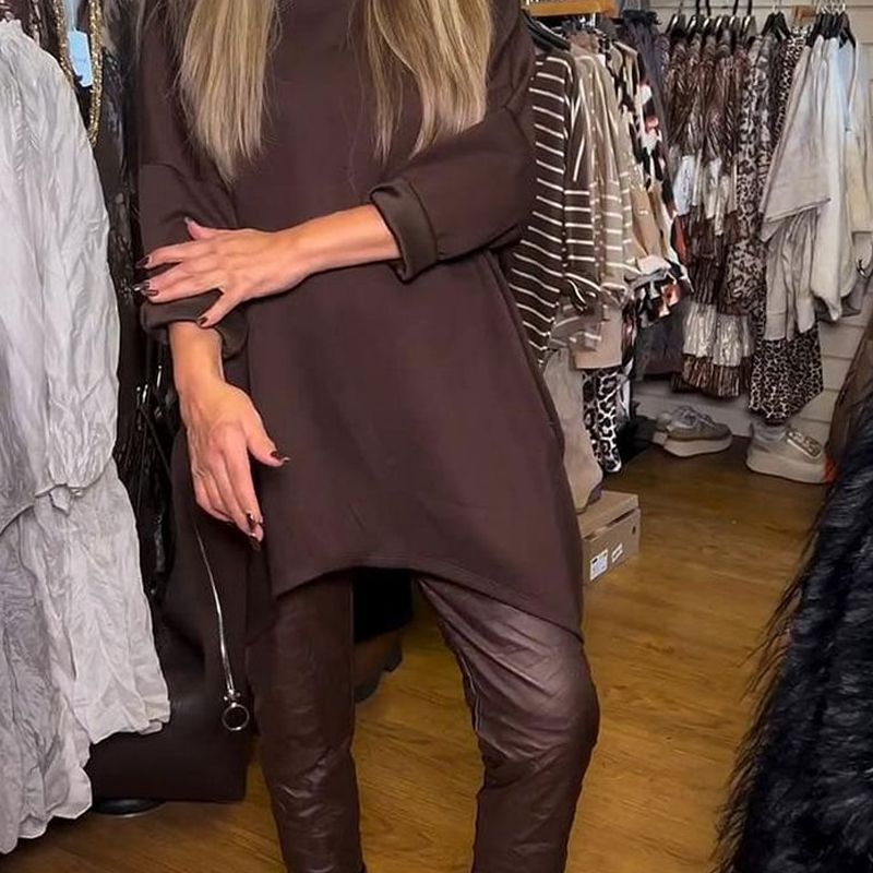 Kahetükkiline komplekt: vaba lõikega pluus ja ühevärvilised püksid